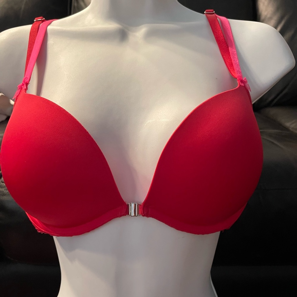 beautiful sexy Vitoria secrets bra .